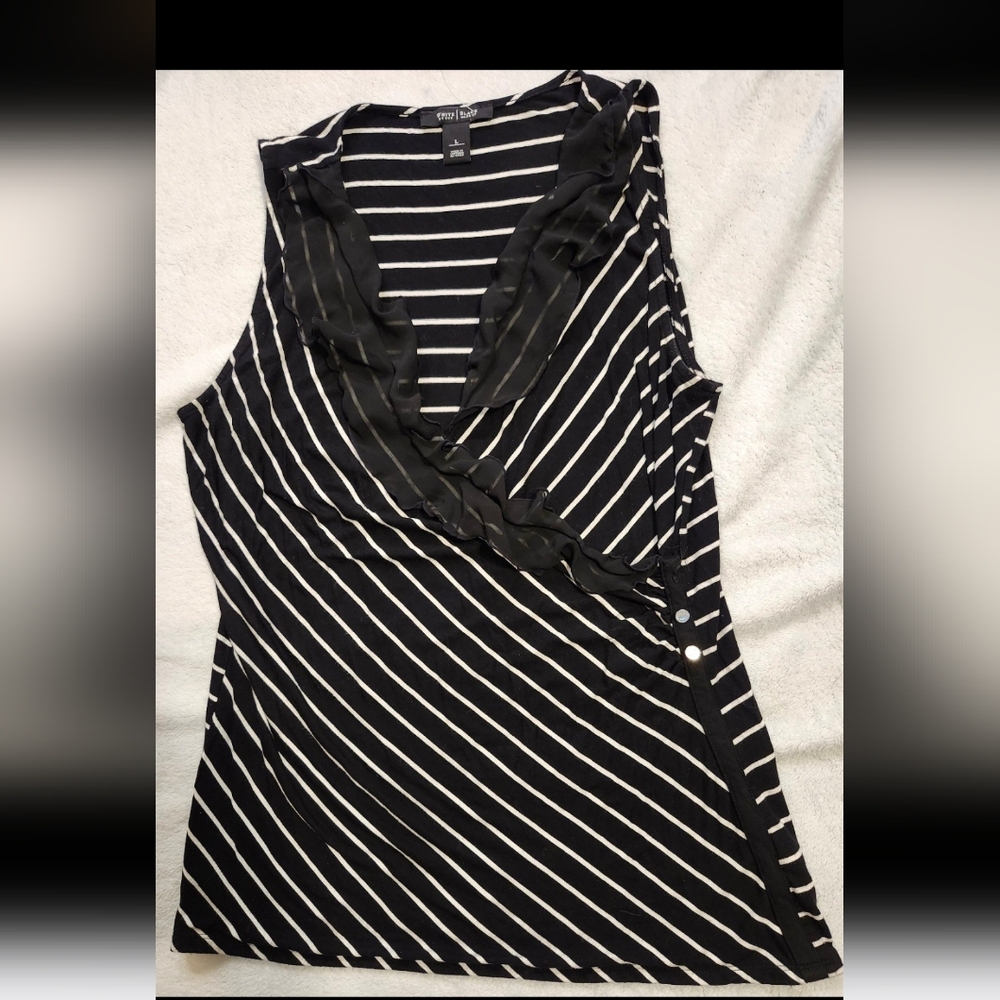 Womens NWOT Sz L White and Black Striped Sleeveless Black & White Striped Top